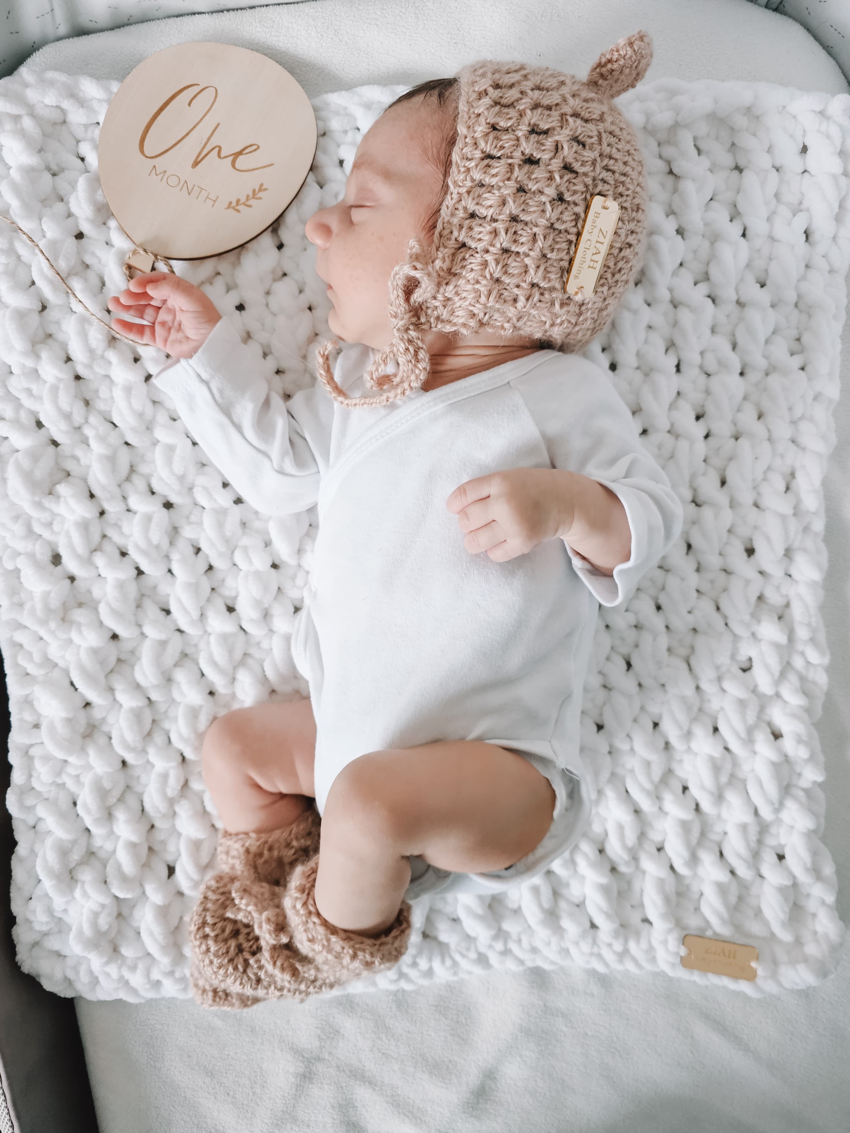 AW1 - Ziah Mohair Bear Bonnet & Booties Beige